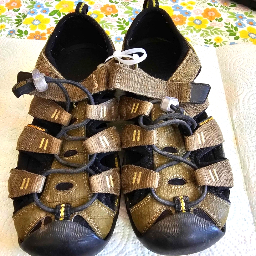 Sz 2 kids Keen sandals In Earthy Color